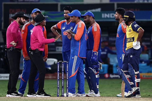 আম্পায়ারের আউটের পর রান আউট, তবু নিয়মের মারপ্যাঁচে বাঁচলেন শানাকা